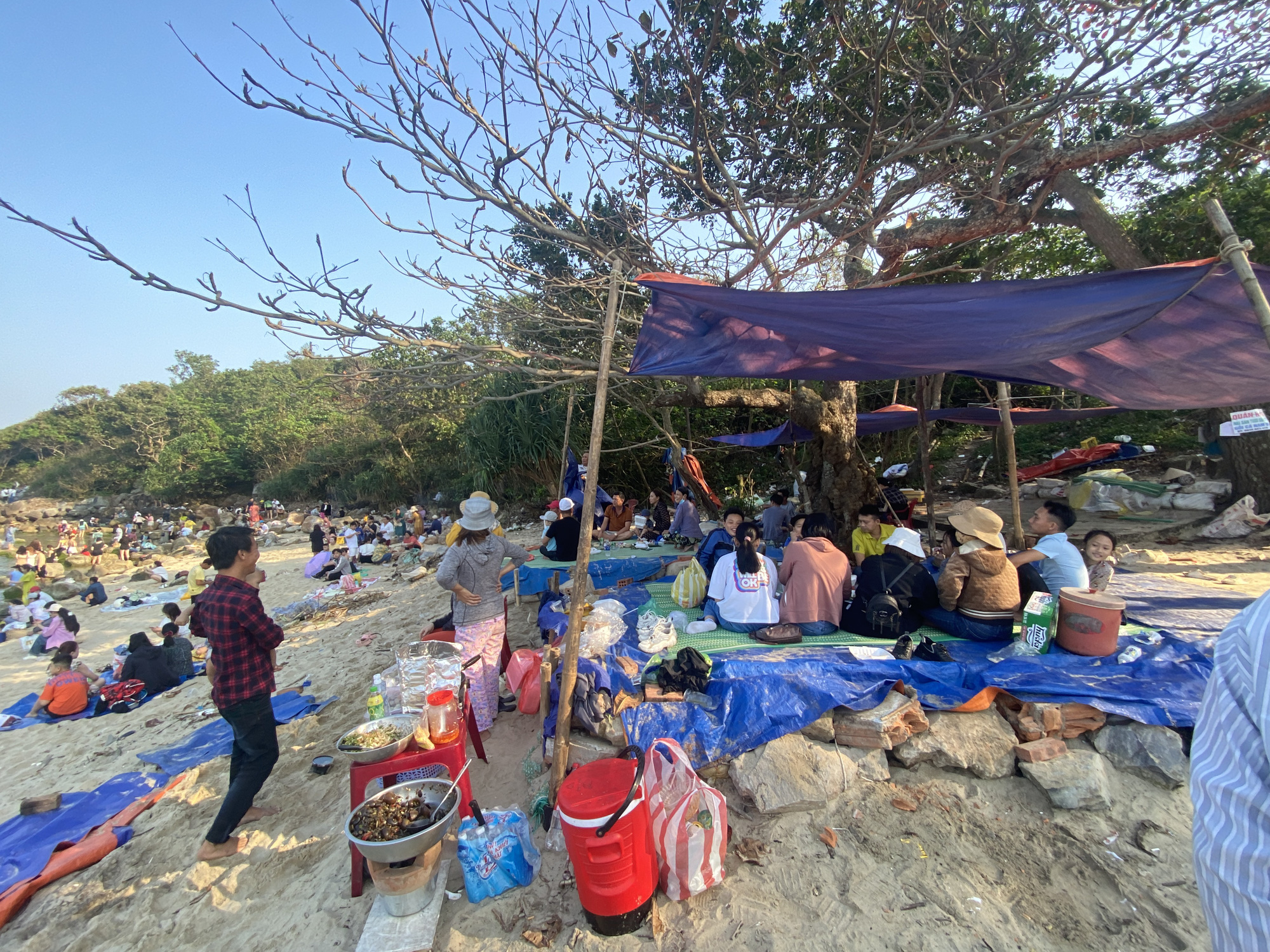 Stalls are erected without permission at Nam O Beach, which became known as a ‘check-in point’ with moss-covered rocks in Da Nang City, Vietnam, February 13, 2023. Photo: B.D. / Tuoi Tre