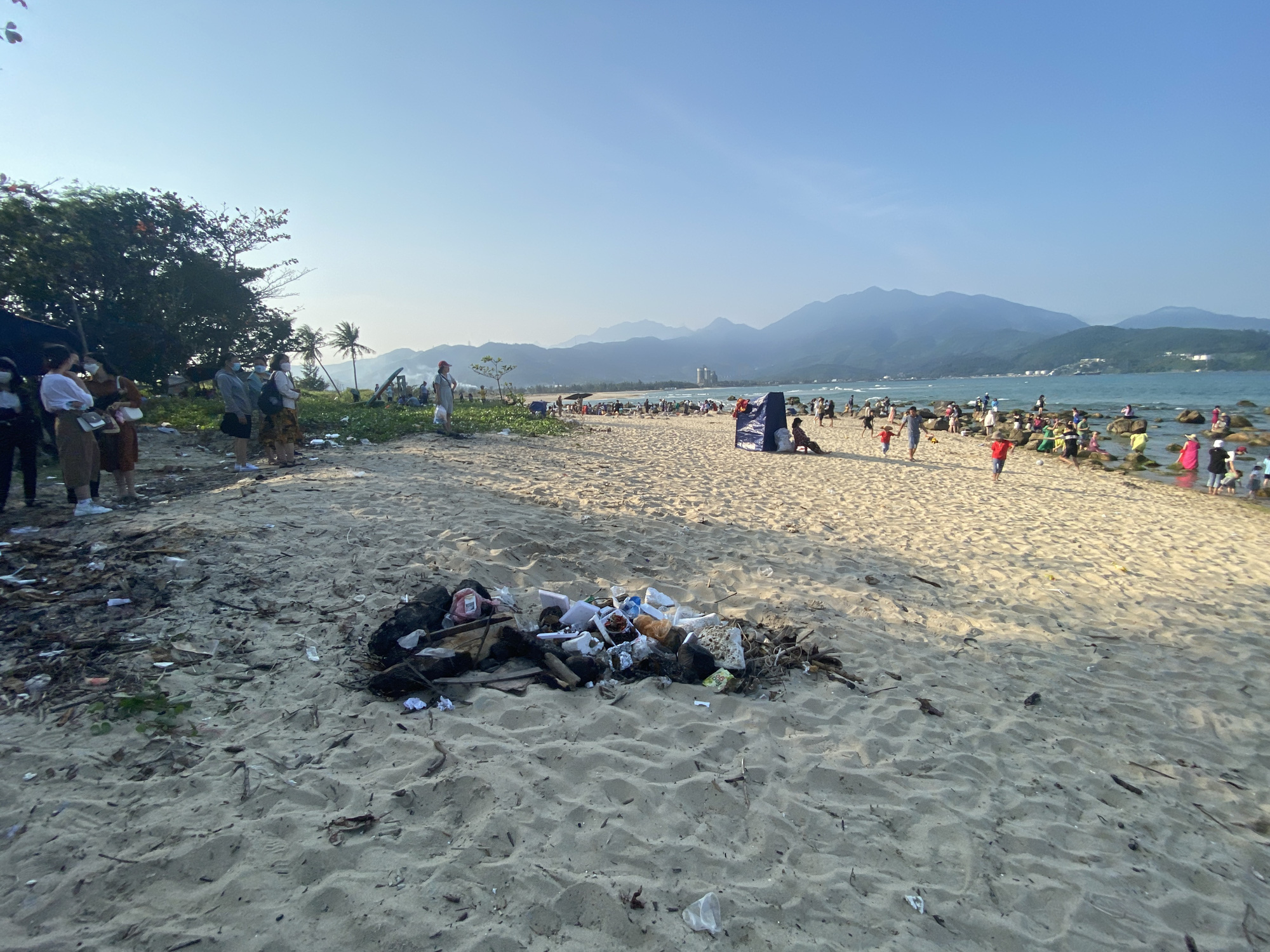 Trash piles up at Nam O Beach, which became known as a ‘check-in point’ with moss-covered rocks in Da Nang City, Vietnam, February 13, 2023. Photo: B.D. / Tuoi Tre