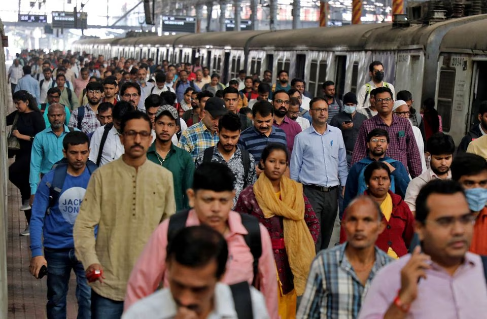 Commuters walk on a platform after disembarking from a suburban train at a railway station in Mumbai, India, January 21, 2023. Photo: Reuters