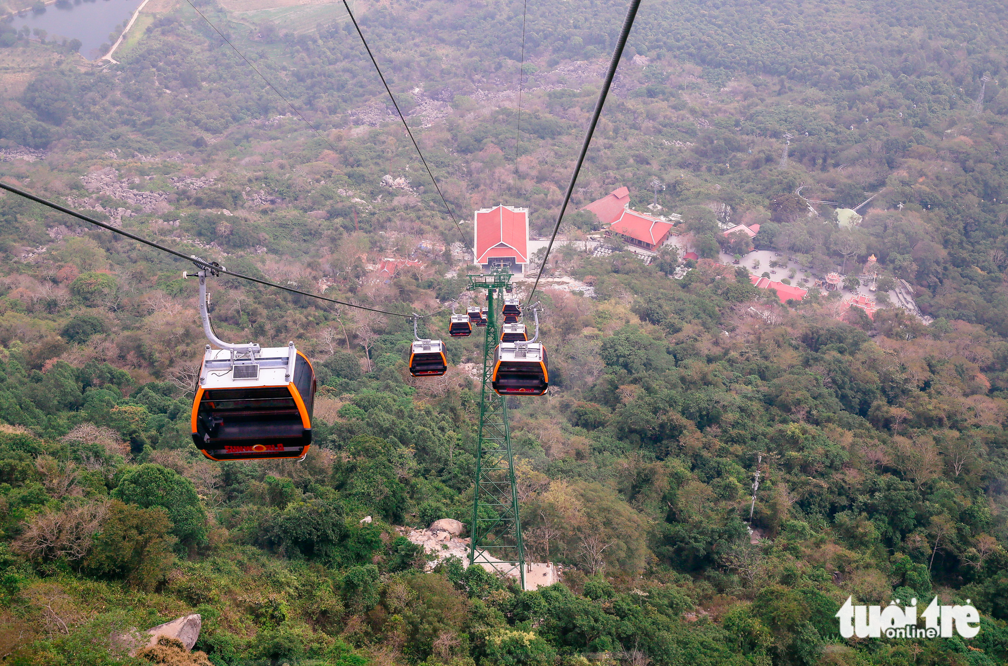 Cable cars transport visitors to and from the top of the Ba Den Mountain in Tay Ninh Province. Photo: Chau Tuan / Tuoi Tre