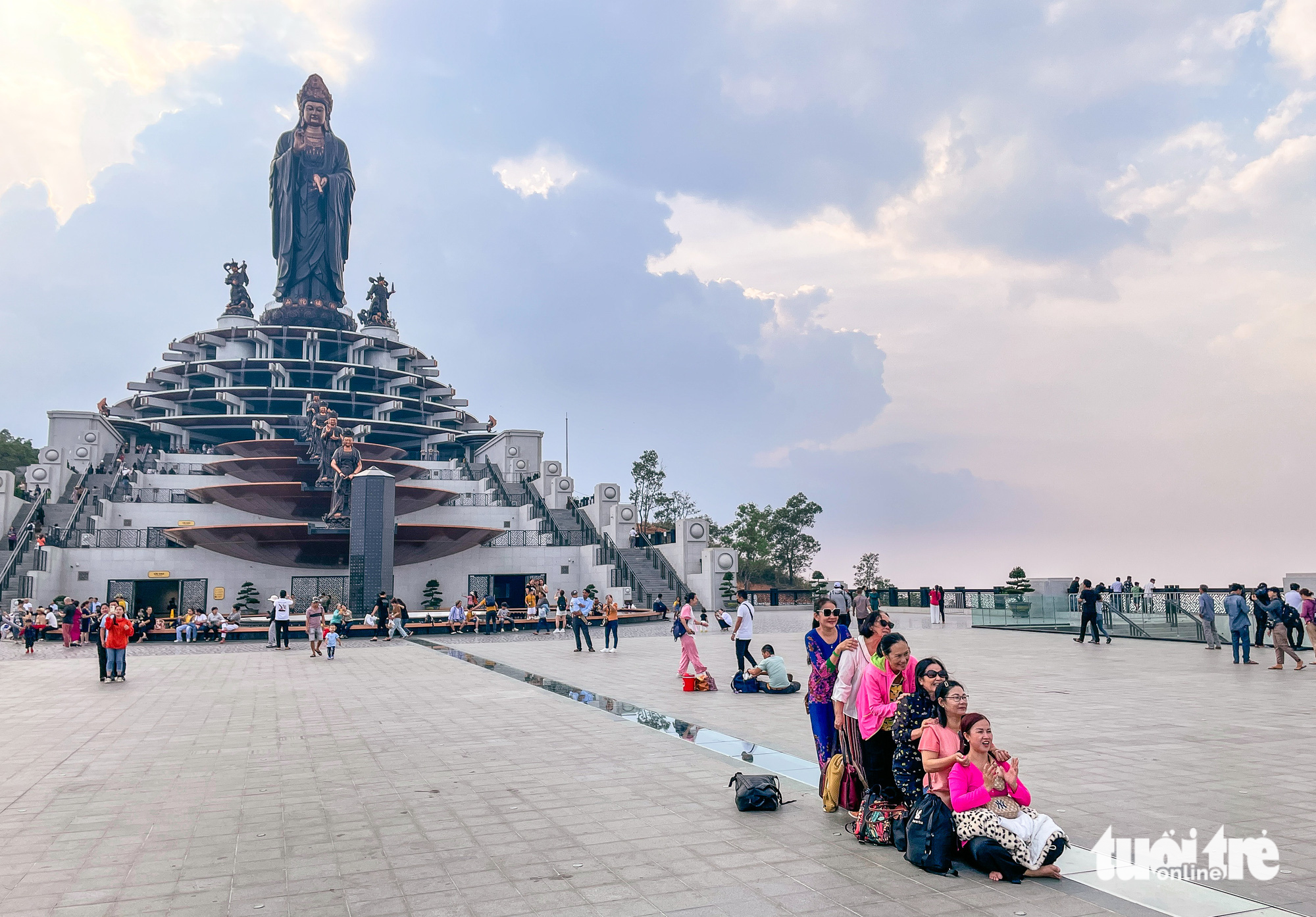 The peak of the Ba Den Mountain in Tay Ninh Province features a magnificent spiritual complex, with the highlight being the Tay Bo Da Son Bodhisattva statue. Photo: Chau Tuan / Tuoi Tre