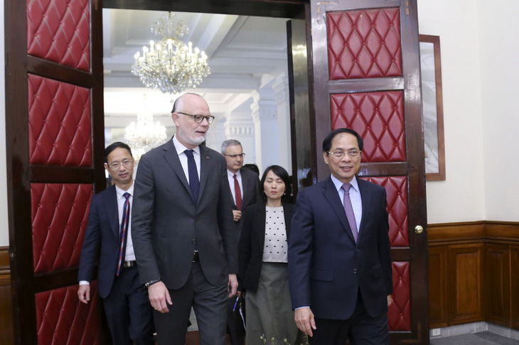 Former French PM visits Vietnam