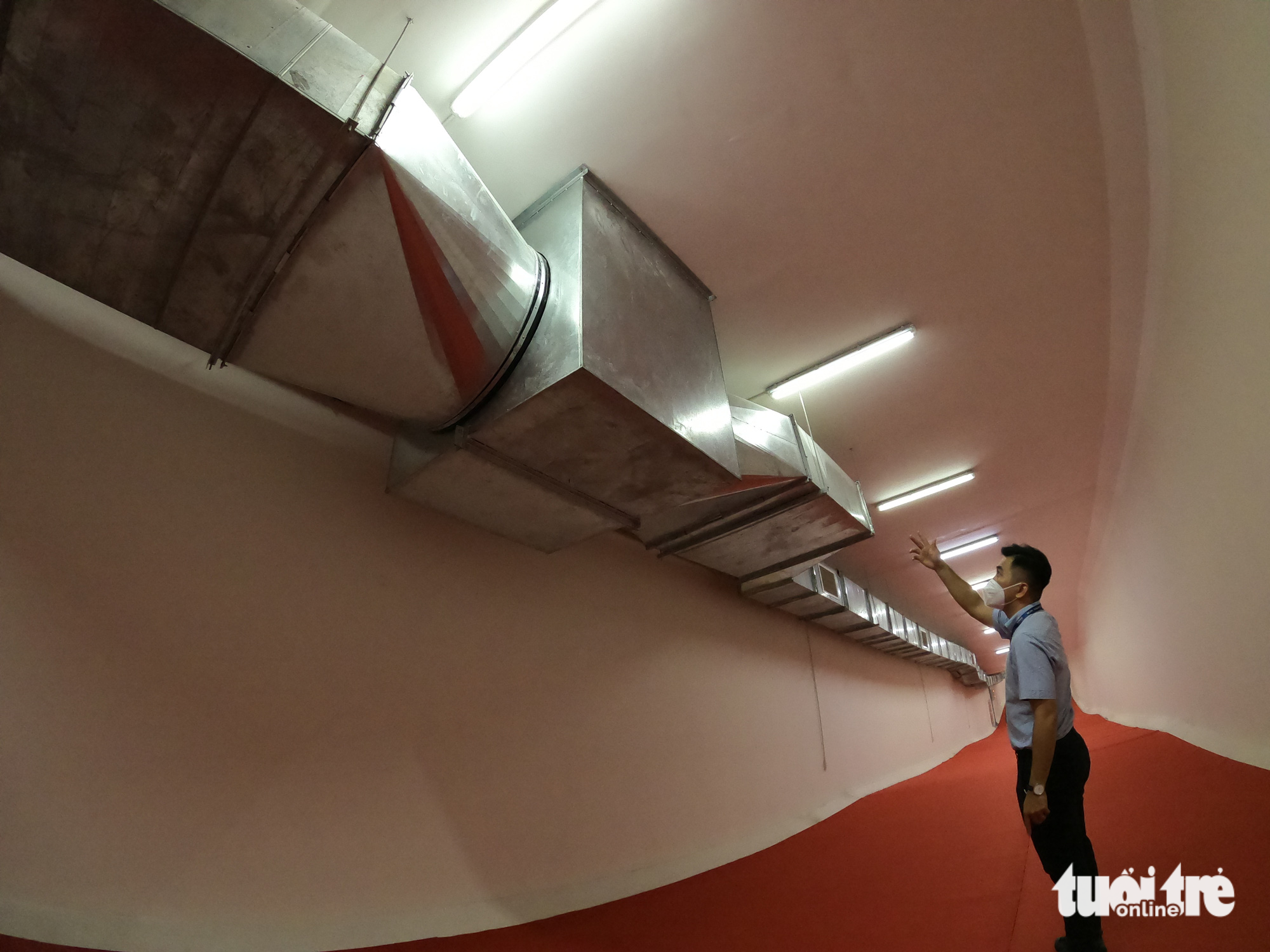 A technician shows the ventilation system of the underpass connecting two departments of the 115 People’s Hospital in District 10, Ho Chi Minh City. Photo: Hoang Loc / Tuoi Tre