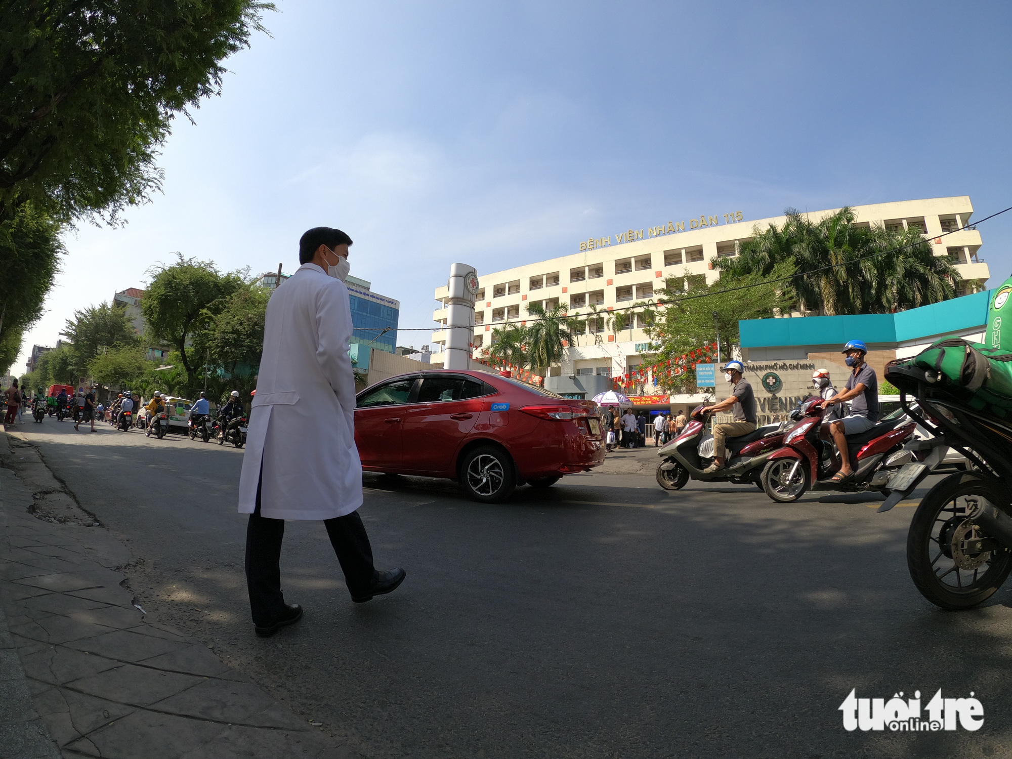 Vehicles travel past the 115 People’s Hospital on Su Van Hanh Street in District 10, Ho Chi Minh City. Photo: Hoang Loc / Tuoi Tre