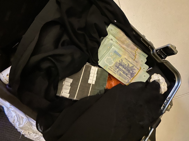 A suitcase containing VND1 billion ($42,360) was left unattended at Can Tho International Airport on February 14, 2023. Photo: Can Tho International Airport