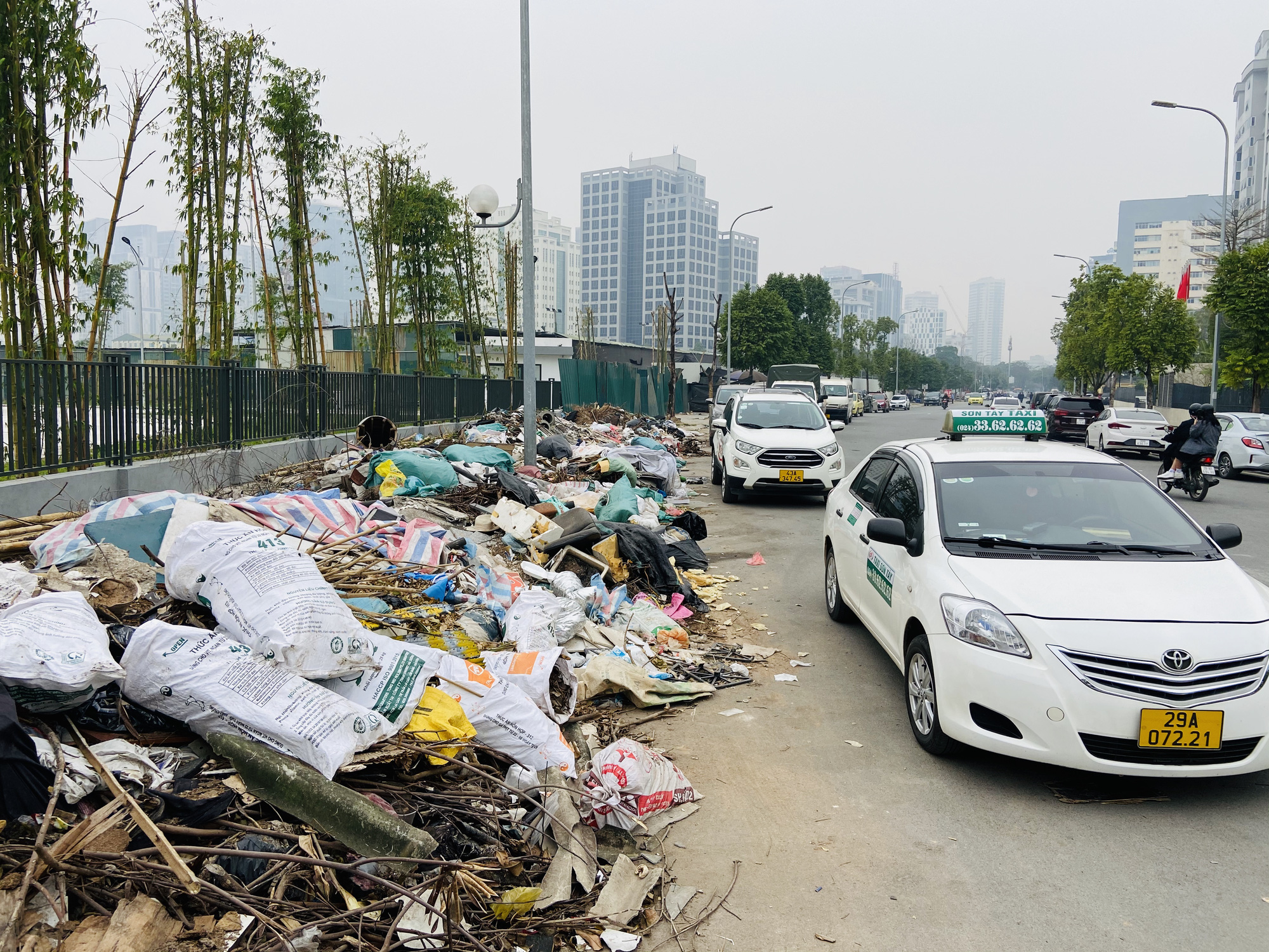 Garbage piles up in Hanoi suburbs as people block road to dump