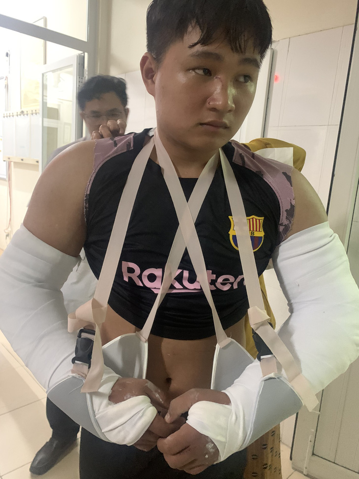 Lam Anh Dat, a delivery man in Quang Ngai Province, central Vietnam has two arms broken as he was attacked by a couple who refused to take delivery of their shipment. Photo: T.M. / Tuoi Tre