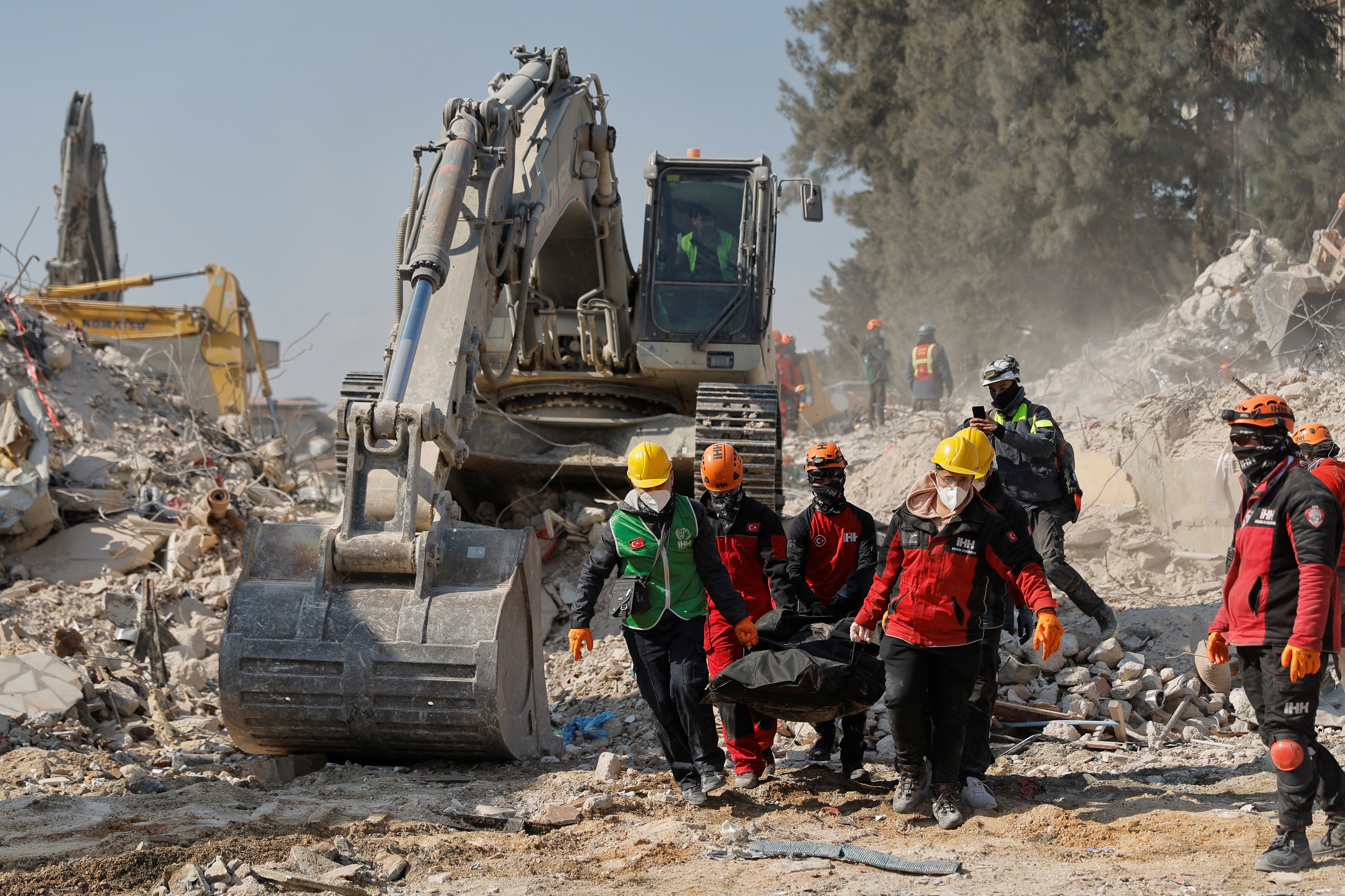 Rescuers carry the body of a victim at the site of a collapsed building, in the aftermath of the deadly earthquake, in Antakya, Turkey February 18, 2023. Photo: Reuters