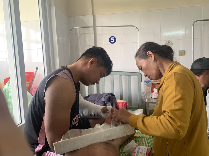 Dat’s arms are broken in five positions. He is under treatment at the C17 Military Hospital in Da Nang City. Photo: T.M. / Tuoi Tre