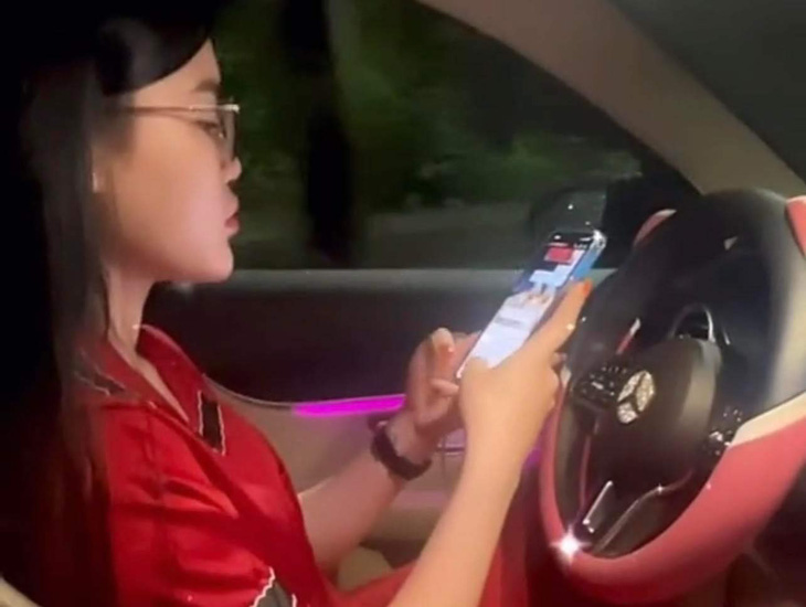 Young woman fined for using smartphone while driving car in northern Vietnam
