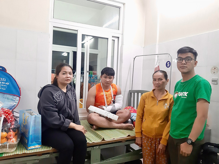 A representative of Giao Hang Tiet Kiem (Economical delivery) JSC visits Dat and follows his treatment process. Photo: Giao Hang Tiet Kiem