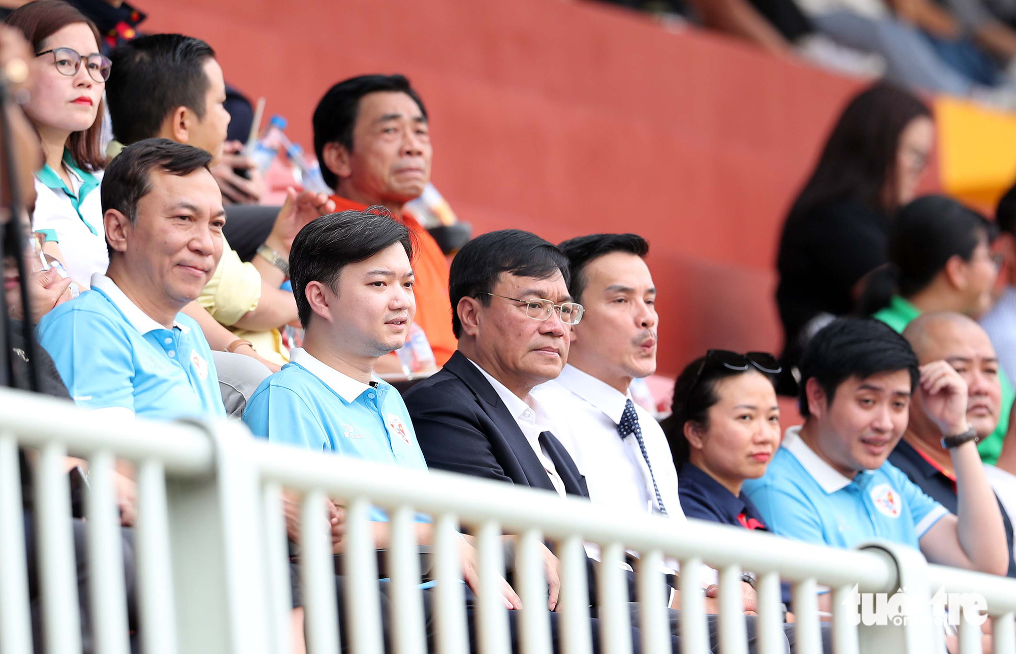 Secretary of the Central Committee of the Ho Chi Minh Communist Youth Union Nguyen Minh Triet (L, 2nd), head of the General Department of Physical Education and Sports Dang Ha Viet (black suit), and VFF President Tran Quoc Tuan (L) attend the qualifying round of the first Vietnam Student Football Tournament - Café de Mang Den Cup in Ho Chi Minh City, February 18, 2023. Photo: N.K. / Tuoi Tre