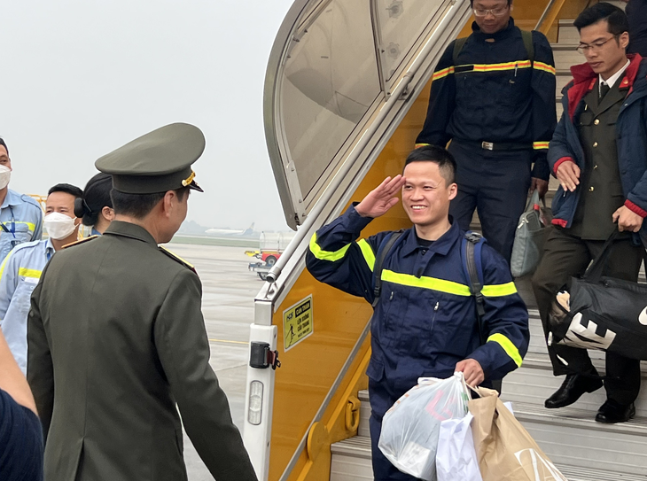 Vu Duy Hung, a member of the Vietnamese rescue team in Turkey, is happy to return to Hanoi after accomplishing the mission in Turkey. Photo: Danh Trong / Tuoi Tre