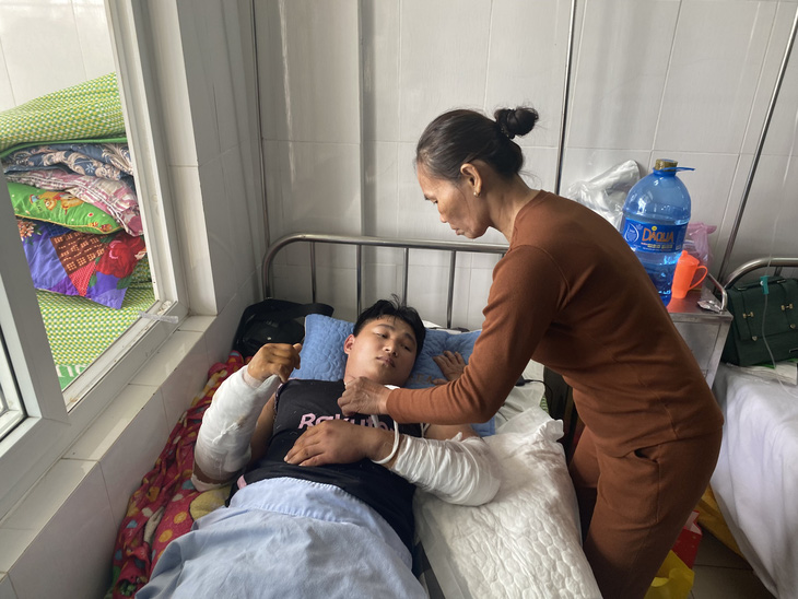 The delivery man, named Lam Anh Dat, a 24-year-old resident of Nghia Hanh District, Quang Ngai Province, is being treated at the Military Hospital 17 in Da Nang City, central Vietnam. Photo: Truong Trung / Tuoi Tre