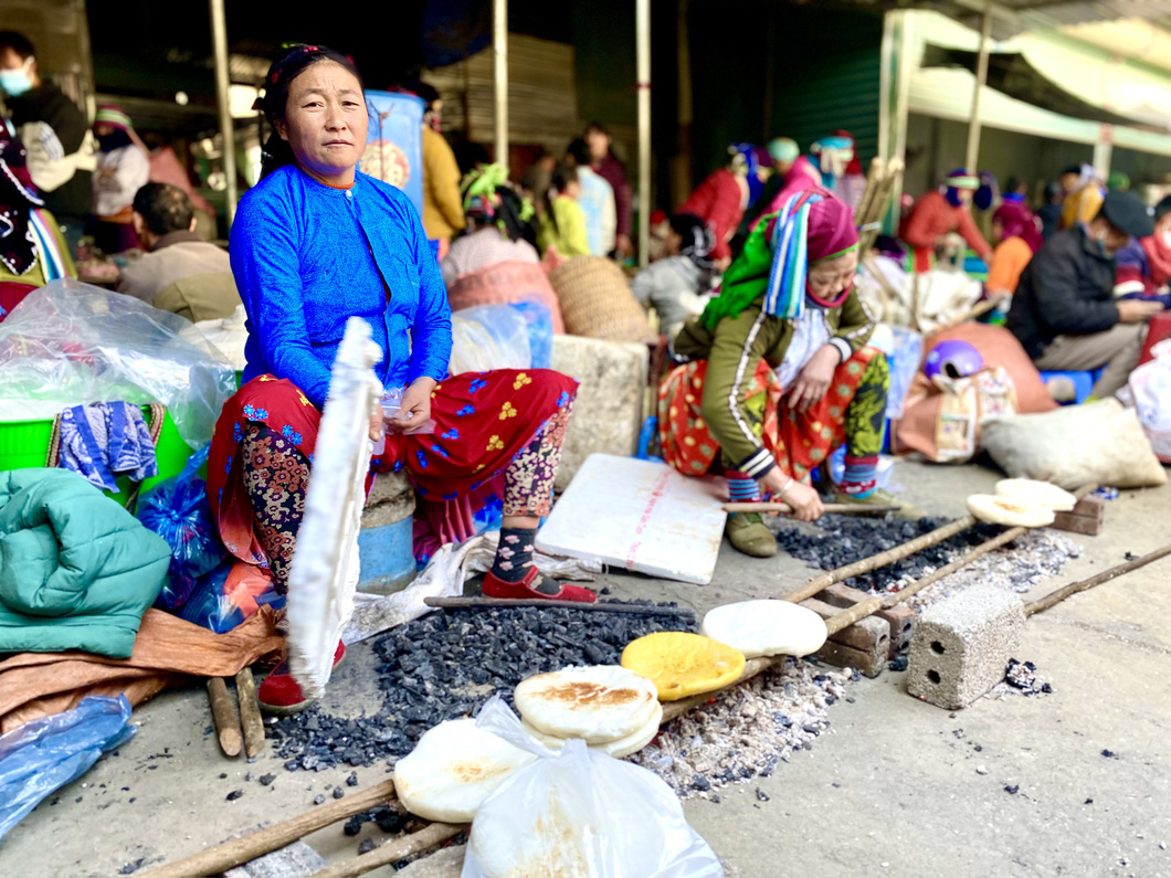 A picture of vendors on market day at the heart of Dong Van Town in Dong Van District, Ha Giang Province, Vietnam. Photo: Minh Huyen/ Tuoi Tre