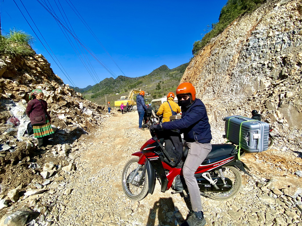 A 20-kilometer-long section of the road connecting Meo Vac District with Mau Due Commune is under repair. Photo: Minh Huyen/ Tuoi Tre