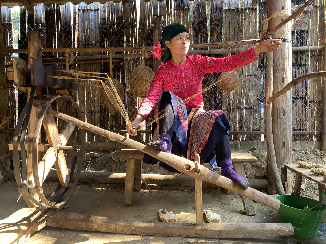 A woman weaves linen at Lung Tam Village in Quan Ba District, Ha Giang Province, Vietnam. Photo: Minh Huyen/ Tuoi Tre