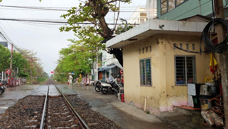 The level crossing in Thanh Khe District, Da Nang City, where the youngsters attacked two female railway guards. Photo: H.B. / Tuoi Tre