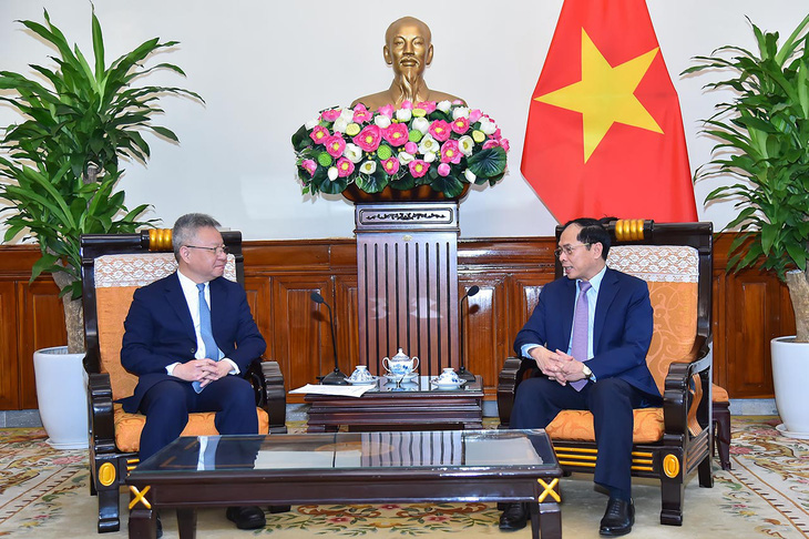 Vietnamese Minister of Foreign Affairs Bui Thanh Son (R) and secretary of the Hainan Province Party Committee Shen Xiaoming at a meeting on February 22, 2023. Photo: Vietnamese Ministry of Foreign Affairs
