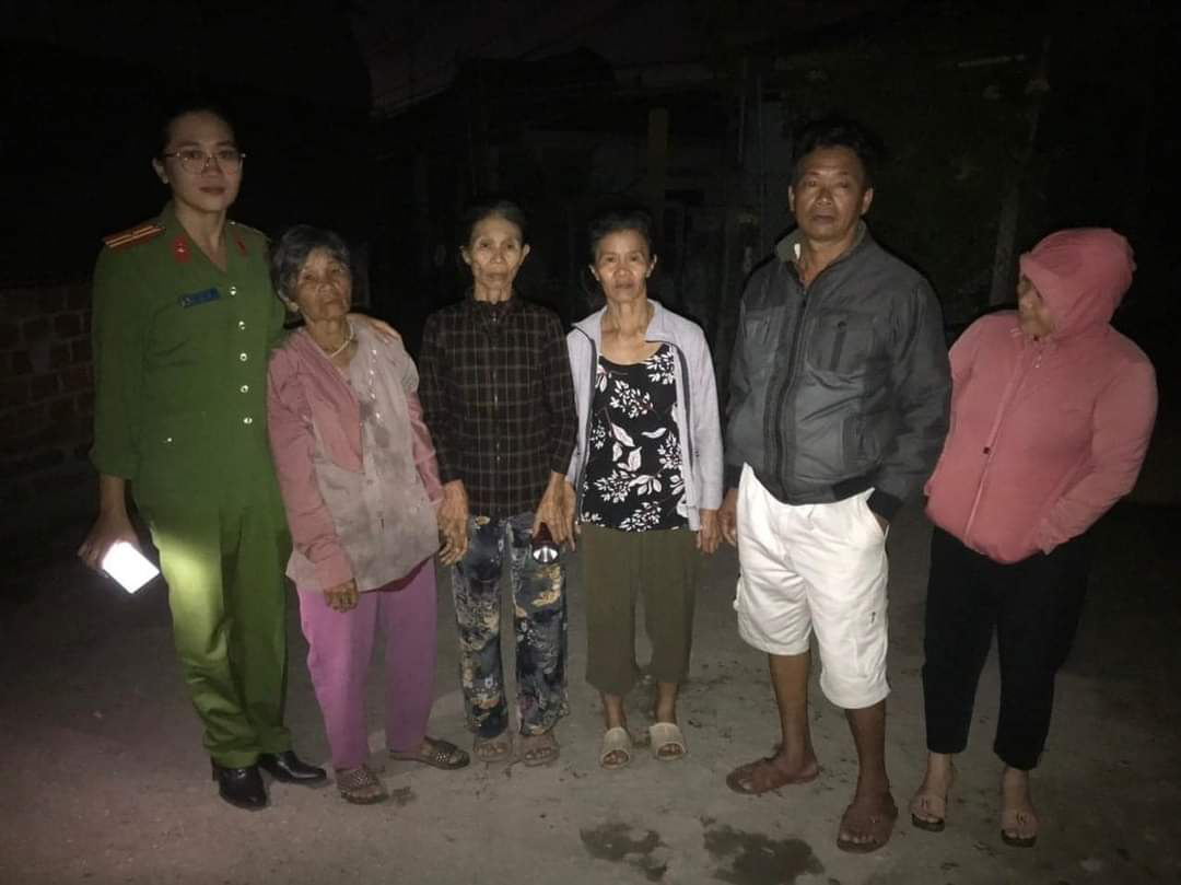 Nguyen Thi Anh (L, 2nd), 78, reunites with her relatives in Quang Ngai Province, Vietnam, February 23, 2023. Photo: K.P. / Tuoi Tre