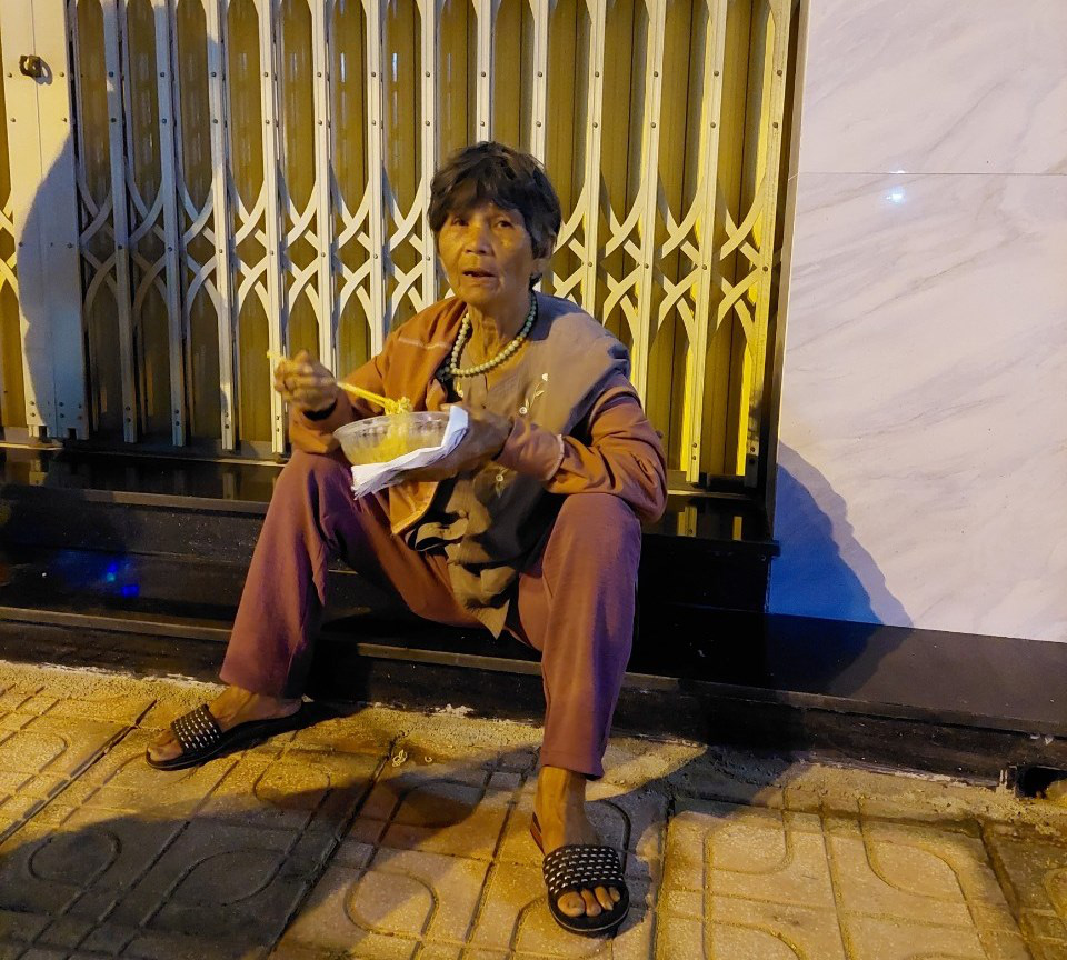 Nguyen Thi Anh, 78, is found along National Highway 1 in La Ha Town, Tu Nghia District, Quang Ngai Province, Vietnam, February 23, 2023. Photo: K.P. / Tuoi Tre
