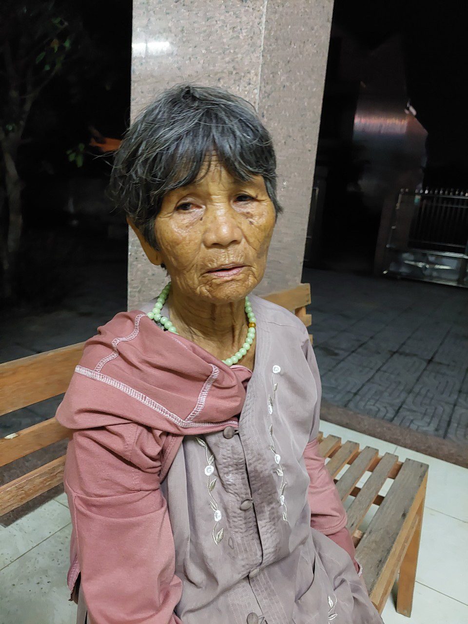 Nguyen Thi Anh, 78, stays at the police headquarters in La Ha Town, Tu Nghia District, Quang Ngai Province, Vietnam, February 23, 2023. Photo: K.P. / Tuoi Tre