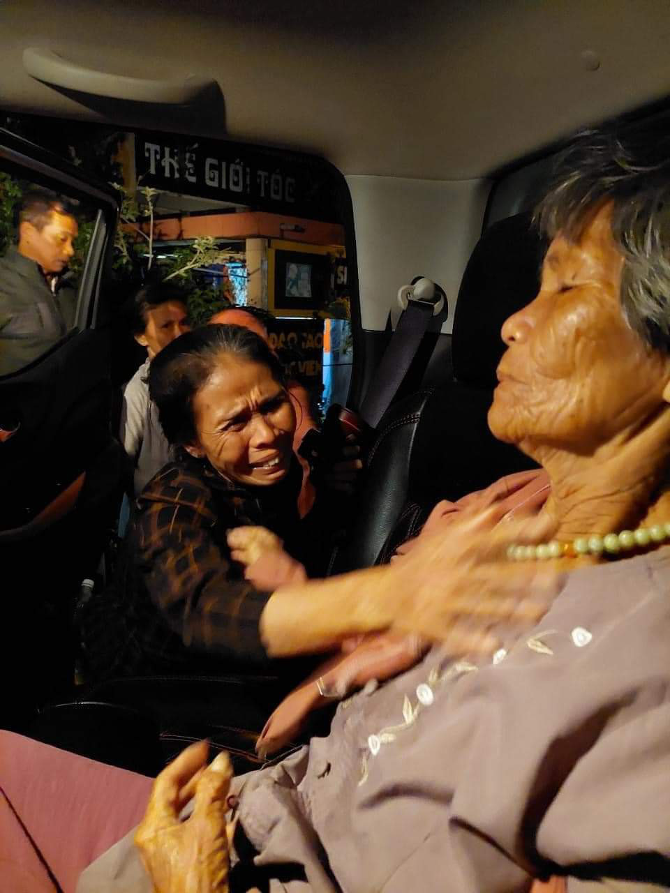 Relatives react upon the reunion with 78-year-old Nguyen Thi Anh in Quang Ngai Province, Vietnam, February 23, 2023. Photo: K.P. / Tuoi Tre