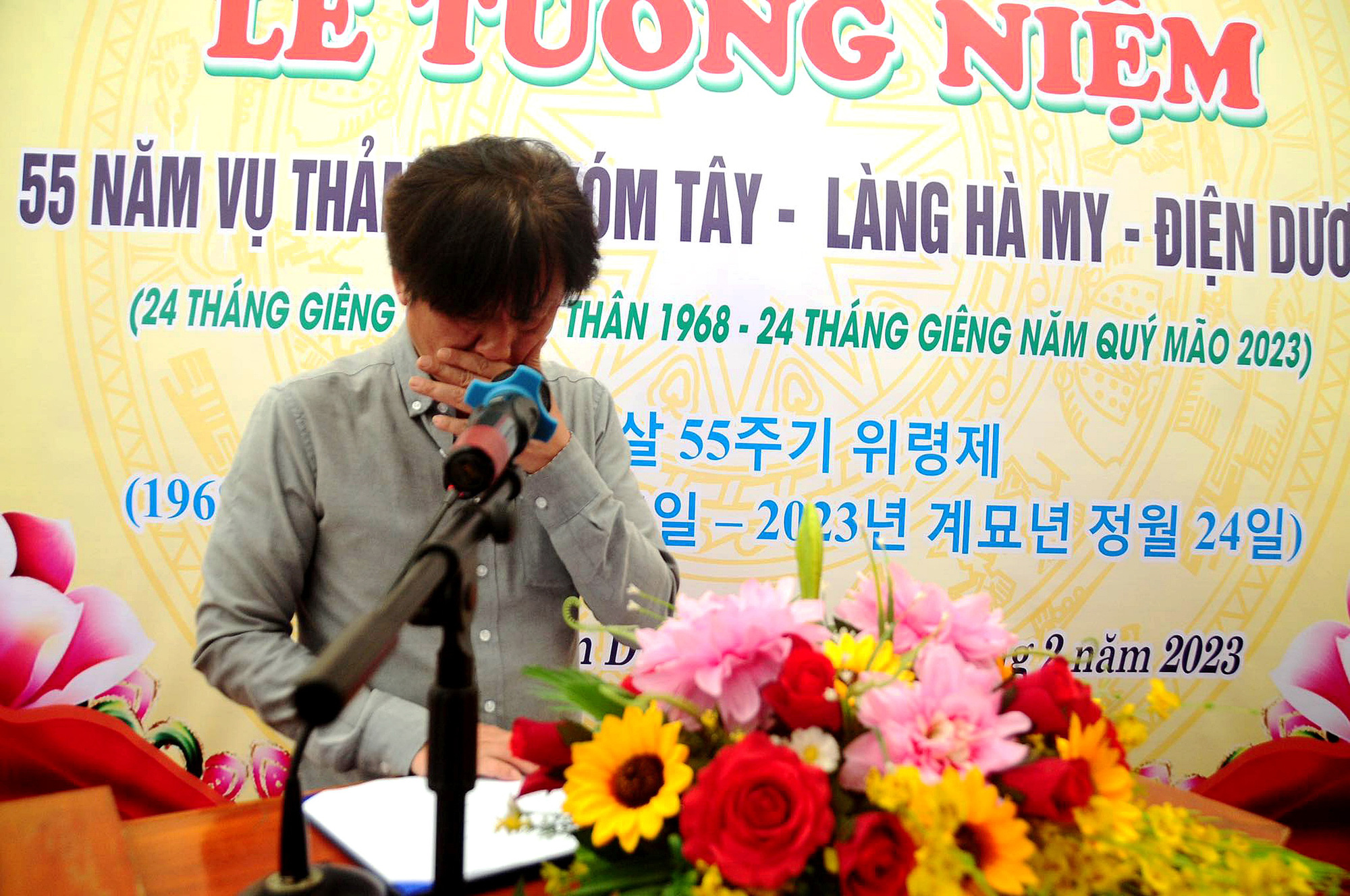 Kim Chang Sup, a member of the Korea-Vietnam Peace Foundation, burst into tears as he read a apology letter at a ceremony held to commemorate the victims of the Ha My Massacre. Photo: B.D. / Tuoi Tre