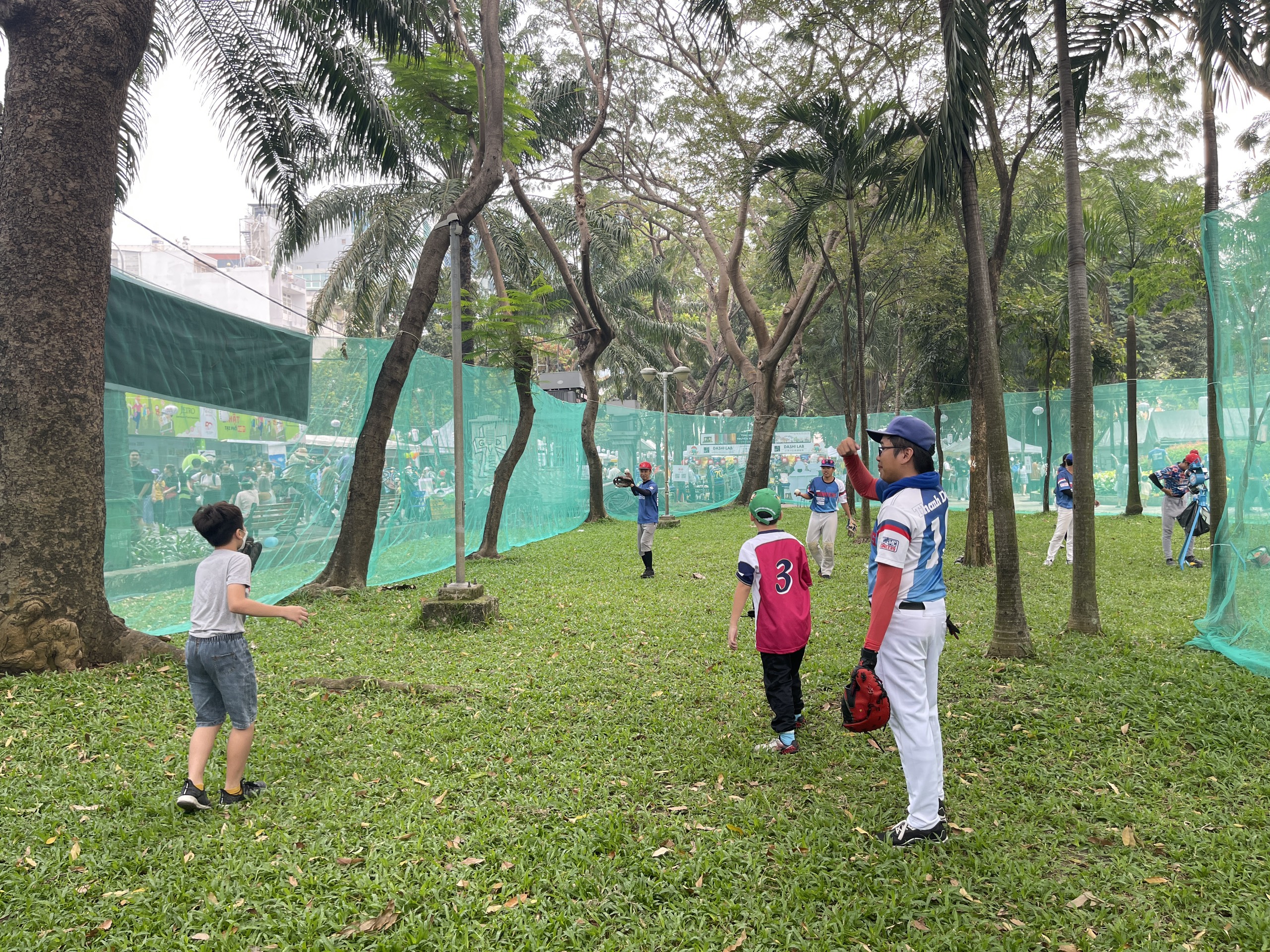 Children experience baseball at the eighth Japan Vietnam Festival in Ho Chi Minh City, February 25, 2023. Photo: Dong Nguyen / Tuoi Tre News