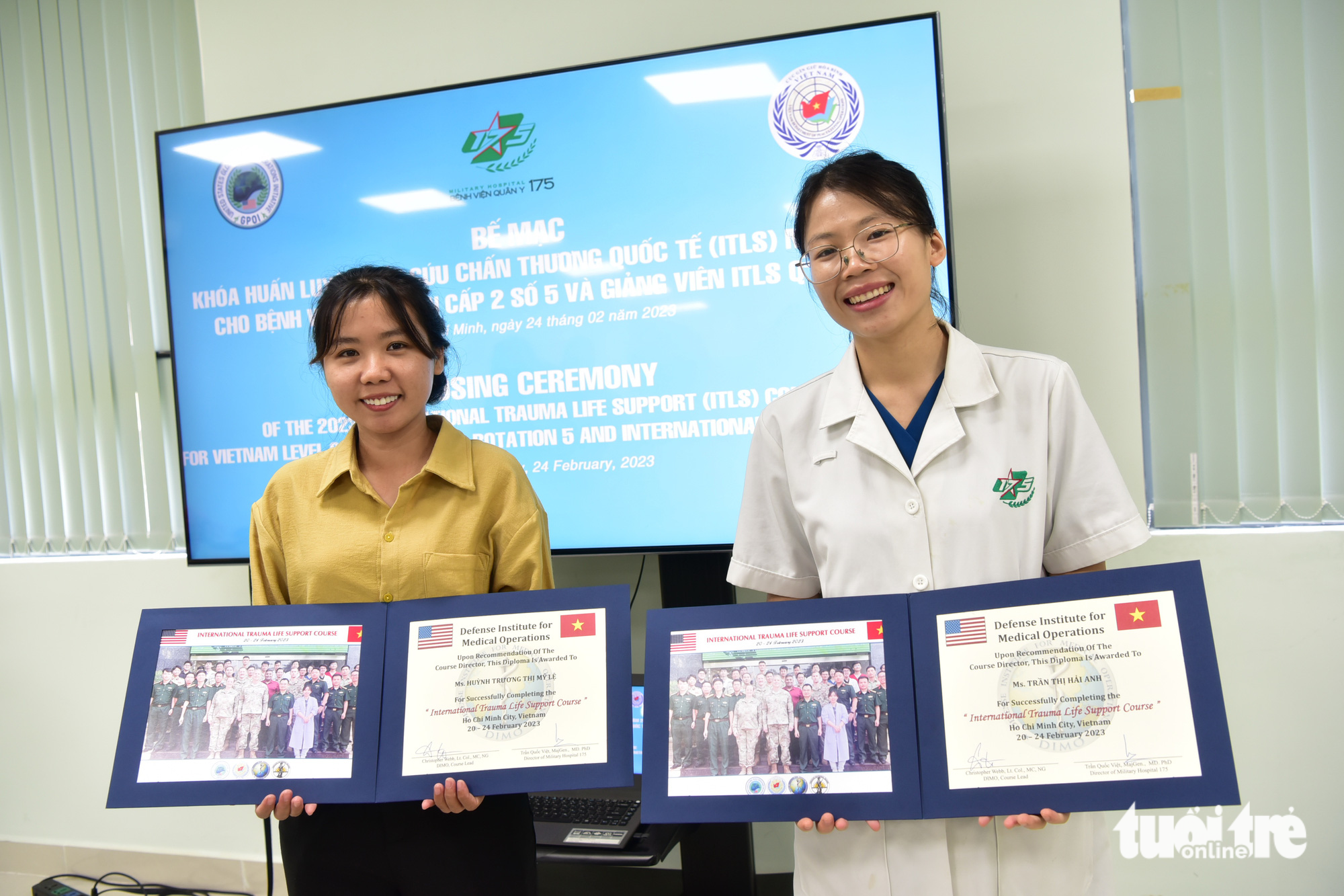 This image shows Dr. Tran Thi Hai Anh (R) and nurse Truong Thi My Le, from Ho Chi Minh City-based Military Hospital 175, holding their ITLS certificates on February 24, 2023. Photo: T.T.D. / Tuoi Tre