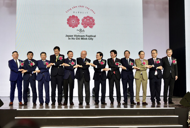 Distinguished guests shake hands on stage at the opening ceremony of the Japan Vietnam Festival in Ho Chi Minh City on February 25, 2023. Photo: T.T.D / Tuoi Tre