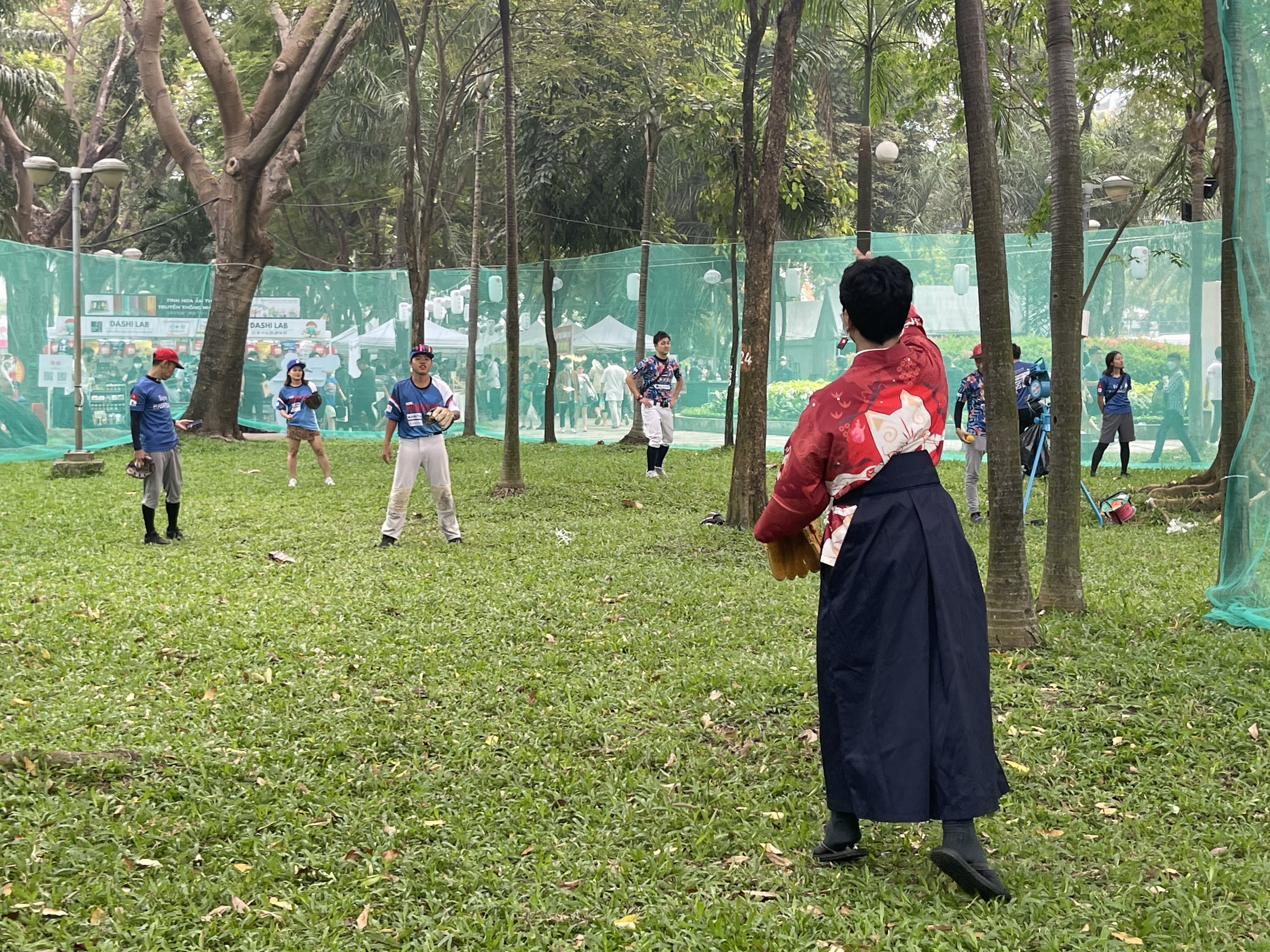 Hua Vy Ha tries playing baseball at the eighth Japan Vietnam Festival in Ho Chi Minh City, February 25, 2023. Photo: Dong Nguyen / Tuoi Tre News