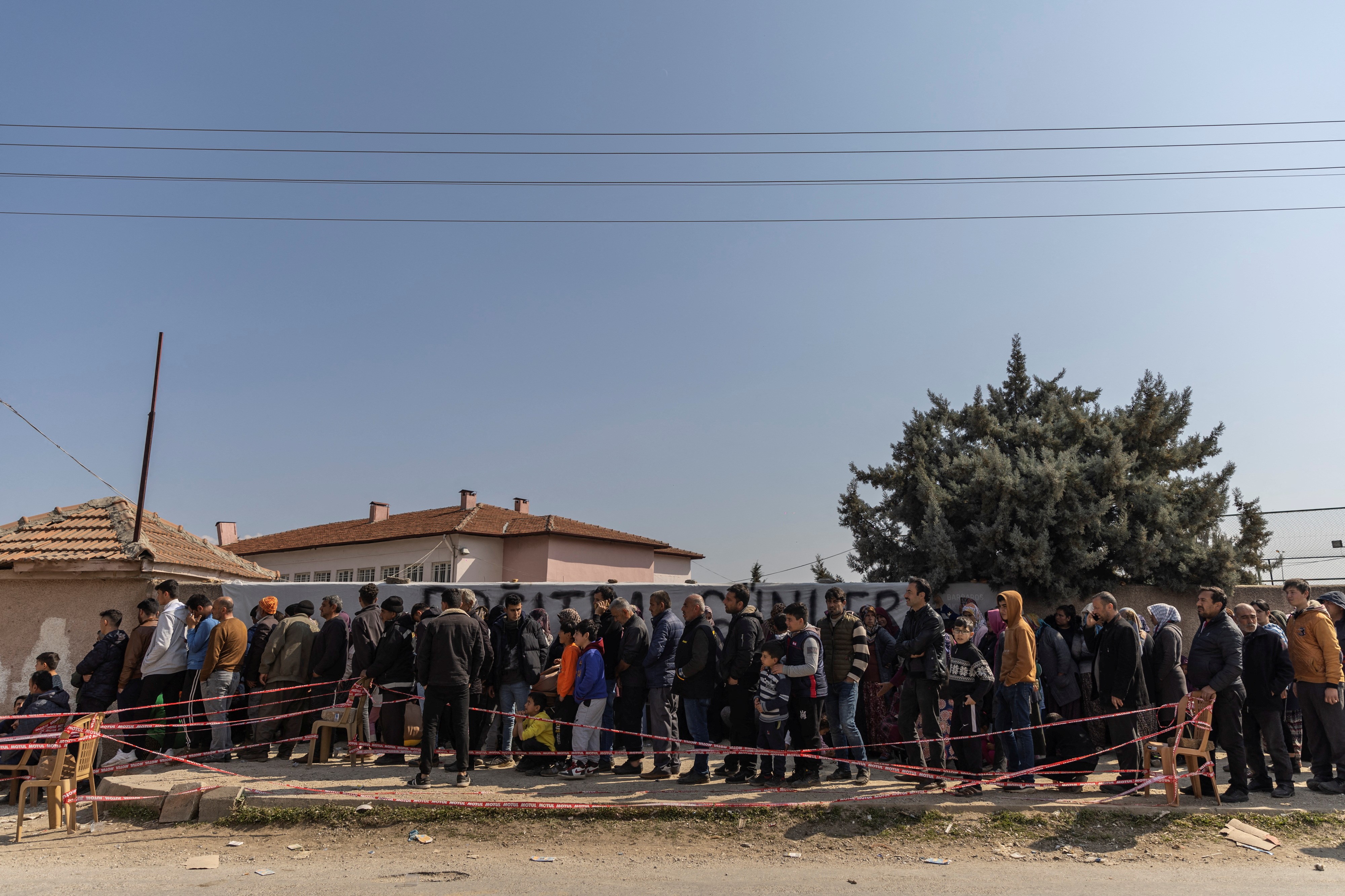 People affected by the deadly earthquake queue for aid in Hatay, Turkey, February 24, 2023. Photo: Reuters