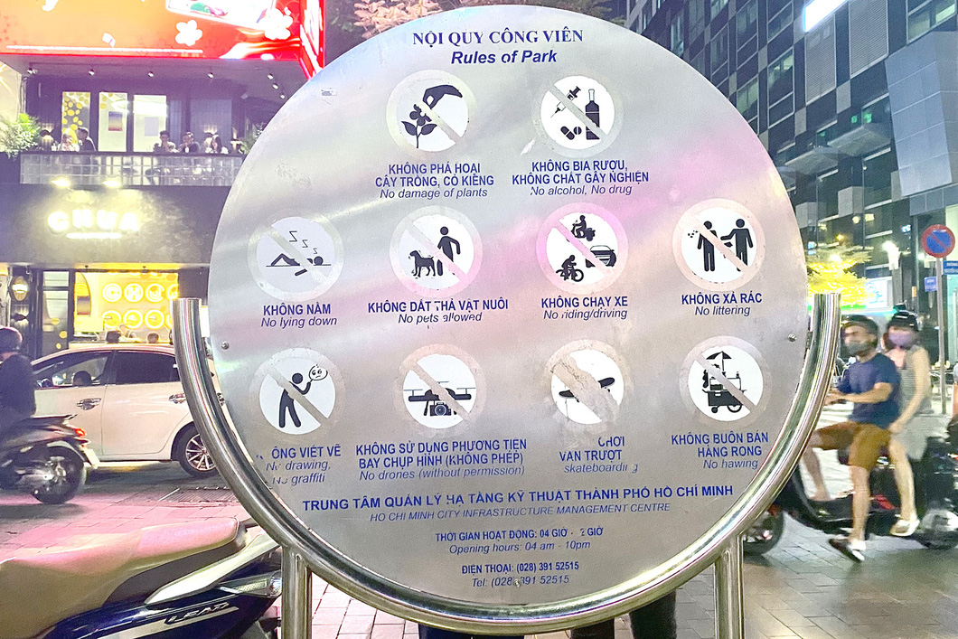 A board shows that dogs are banned on the Nguyen Hue Walking Street. Photo: Dieu Qui / Tuoi Tre