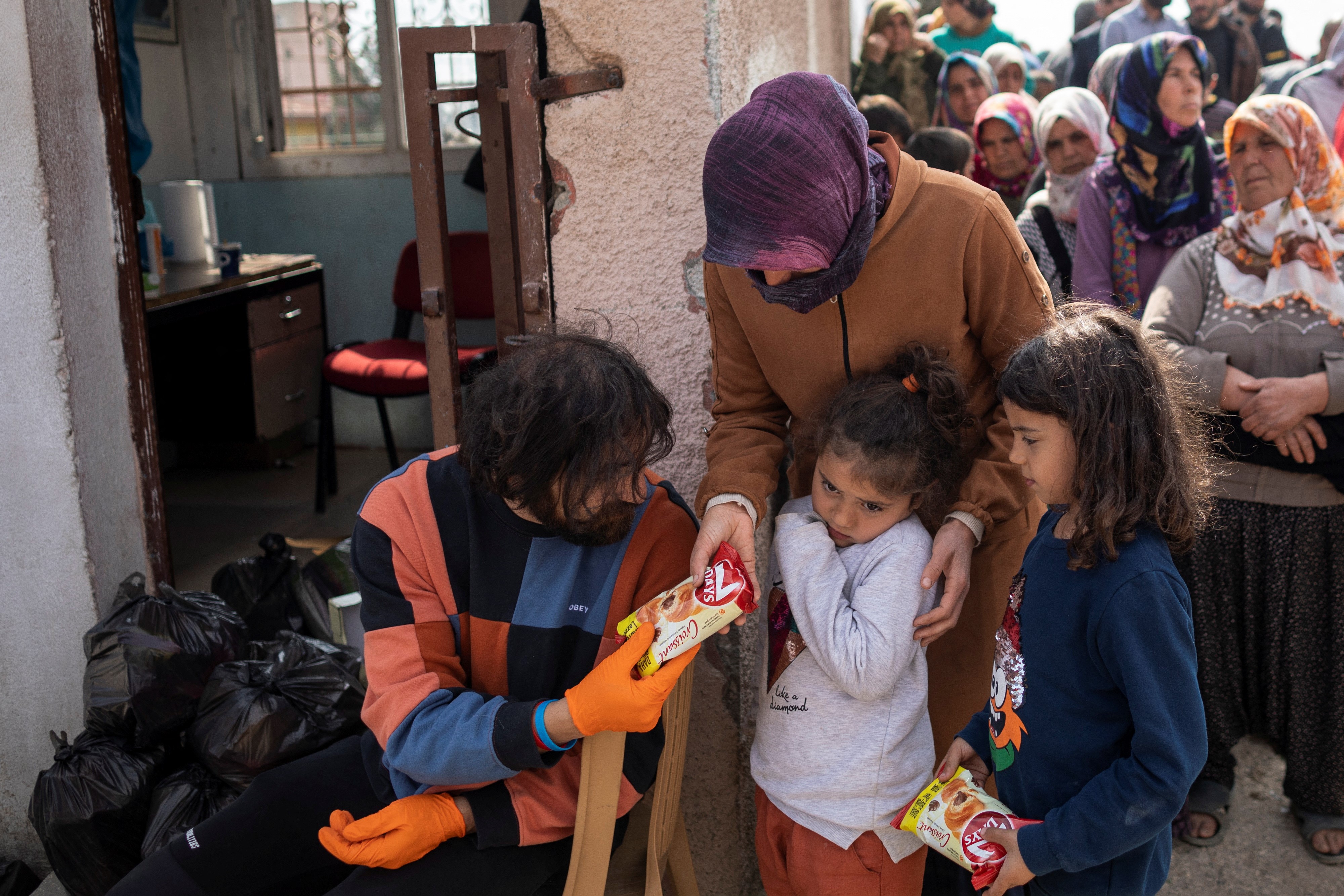 People affected by the deadly earthquake receive aid in Hatay, Turkey, February 24, 2023. Photo: Reuters