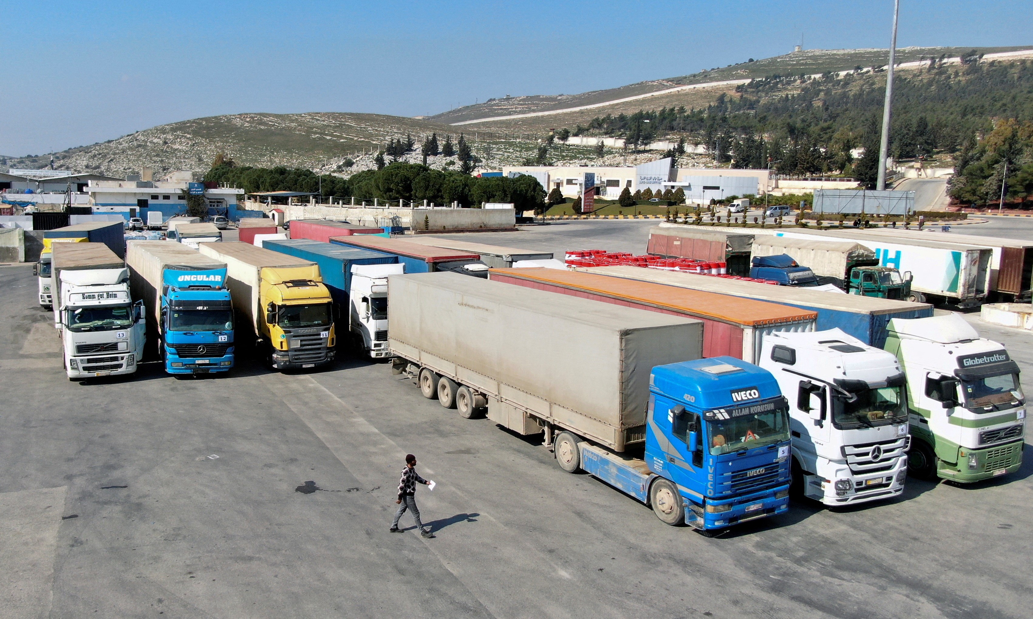 Trucks carrying aid from UN World Food Programme (WFP), following a deadly earthquake, are parked at Bab al-Hawa crossing, Syria February 20, 2023. Photo: Reuters