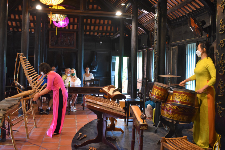 Travelers on international cruise ships have high expenditures and are keen on cultural tours and tours to craft villages. Photo: Minh Chien / Tuoi Tre