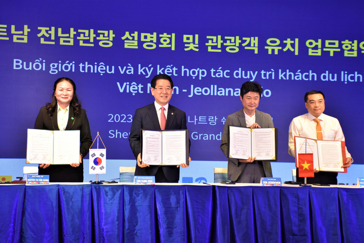 Vietnamese and South Korean sides sign a cooperation agreement. Photo: Minh Chien / Tuoi Tre