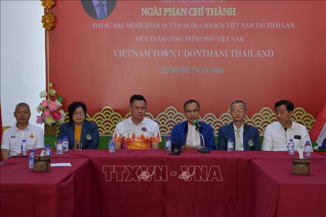 Vietnamese Ambassador to Thailand Phan Chi Thanh and Thanadorn Phuttharaksa, mayor of Udon Thani City, attend a meeting, part of their visit to the construction site of the Vietnam Town project. Photo: Vietnam News Agency