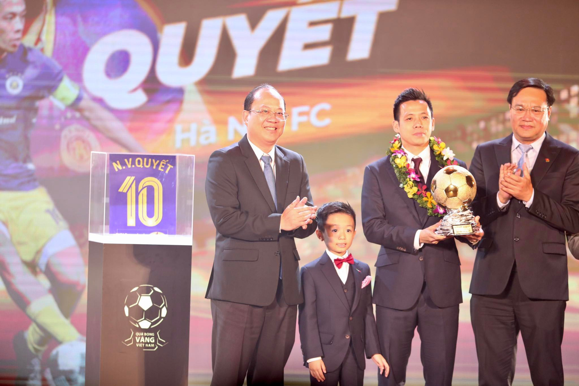 Nguyen Van Quyet (R, 2nd) receives his second Golden Ball, February 25, 2023. Photo: Nguyen Khoi / Tuoi Tre