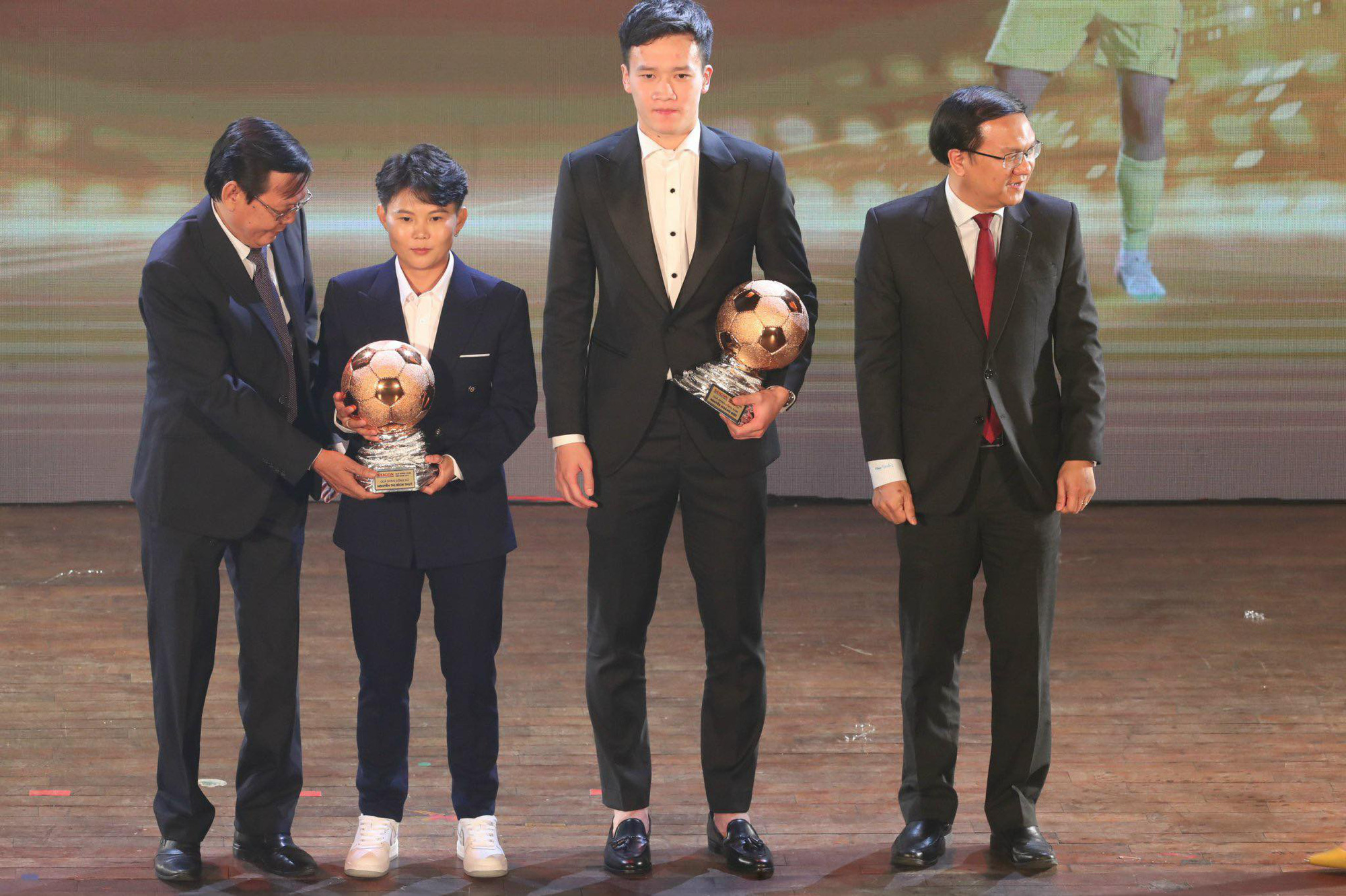 Nguyen Hoang Duc (R, 2nd) and Nguyen Bich Thuy (L, 2nd) receive the Bronze Ball, February 25, 2023. Photo: Nguyen Khoi / Tuoi Tre