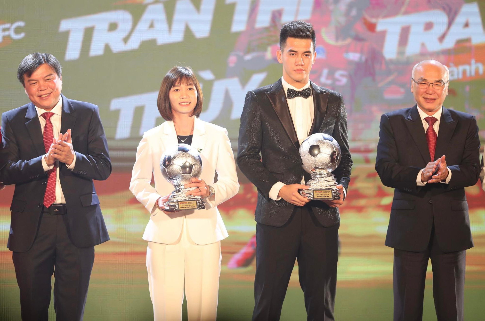 Nguyen Tien Linh (R, 2nd) and Tran Thi Thuy Trang (L, 2nd) receive the Silver Ball, February 25, 2023. Photo: Nguyen Khoi / Tuoi Tre
