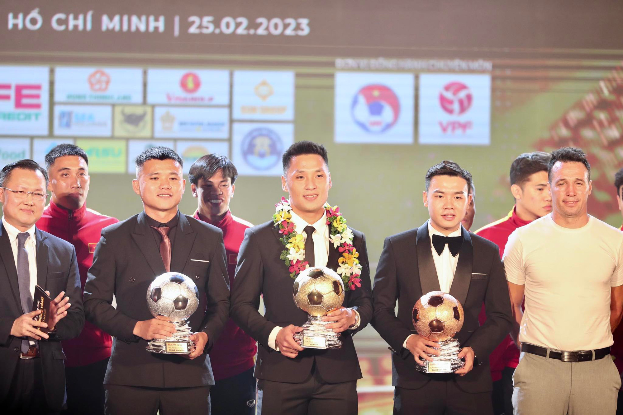 Ho Van Y (C), Khong Dinh Hung (L), and Chau Doan Phat (R) receive the futsal Golden, Silver, and Bronze Ball, February 25, 2023. Photo: Nguyen Khoi / Tuoi Tre