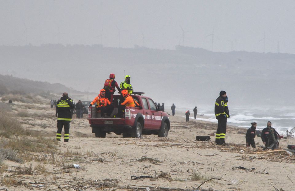 Rescuers arrive at the beach where bodies believed to be of refugees were found after a shipwreck, in Cutro, the eastern coast of Italy's Calabria region, Italy, February 26, 2023. Photo: Reuters