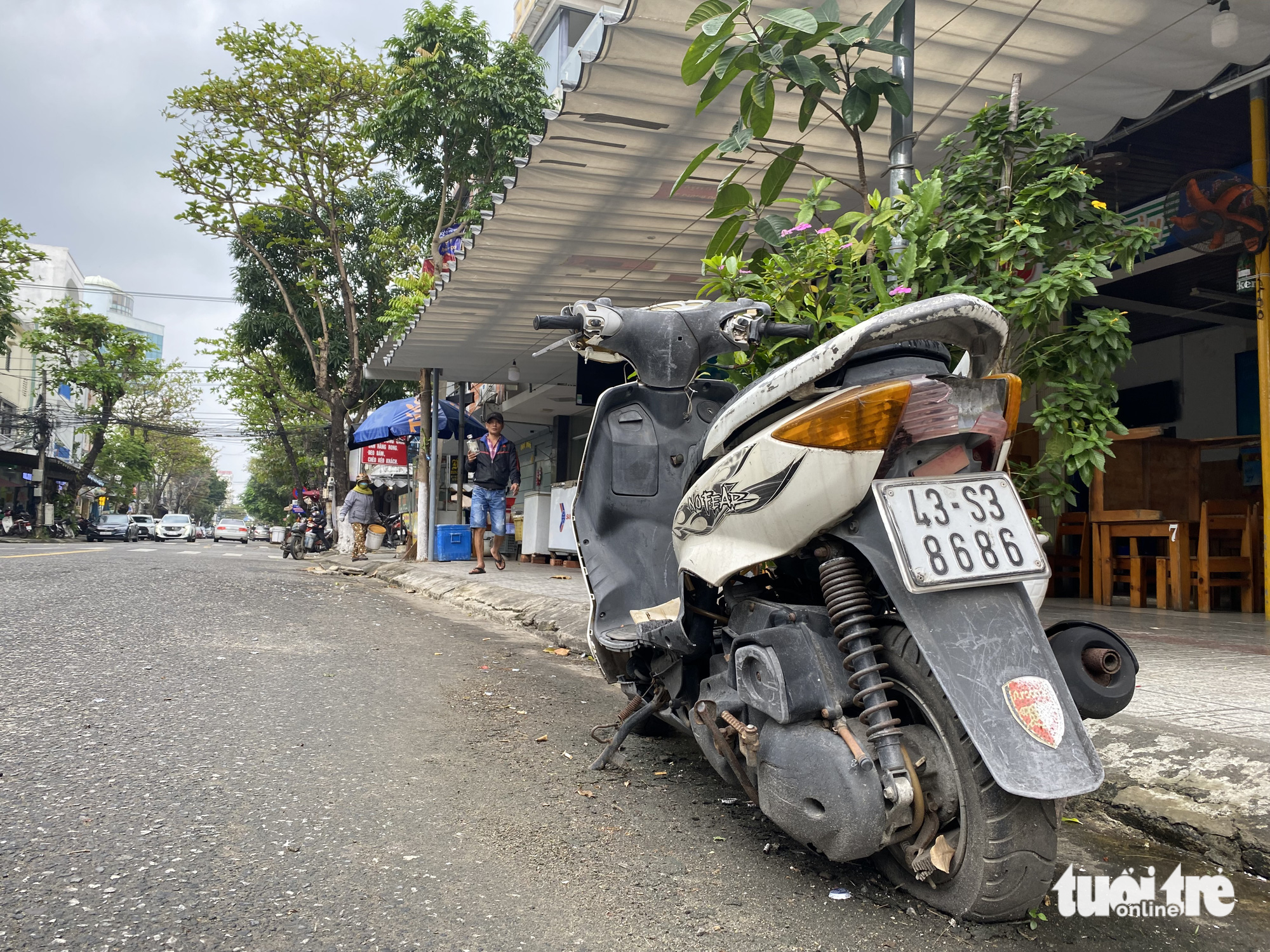 This photo shows a broken scooter that has been placed for two years on the roadway of Nguyen Du Street in Hai Chau District, Da Nang City to prevent drivers from parking cars. Photo: Truong Trung / Tuoi Tre