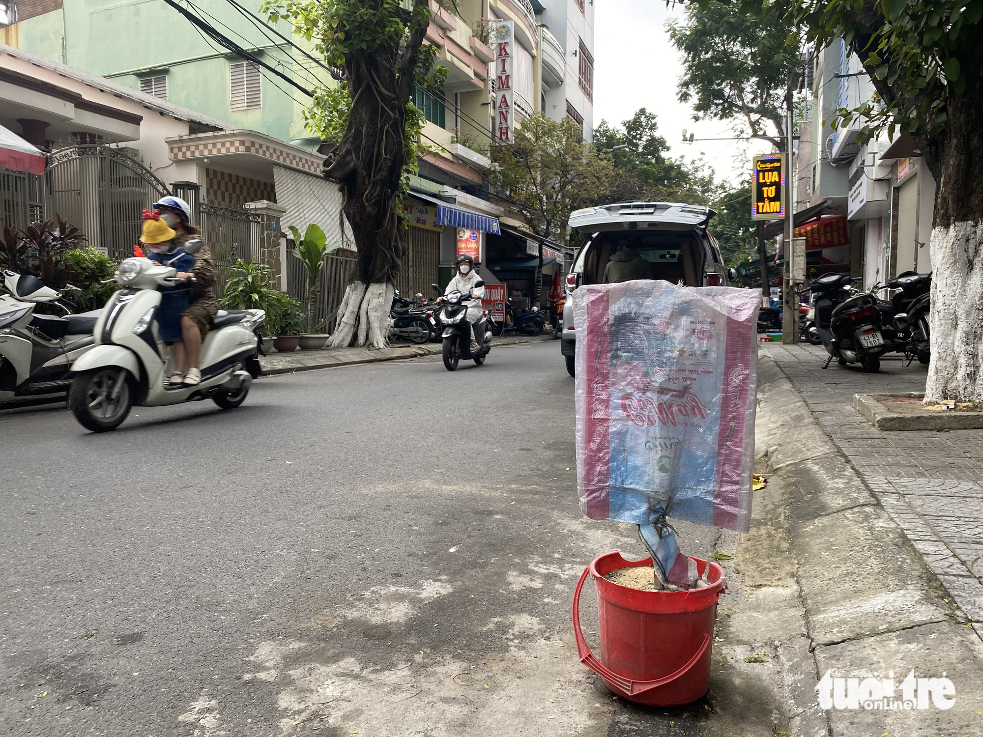 Da Nang people prevent cars from being parked on roadways where parking is allowed