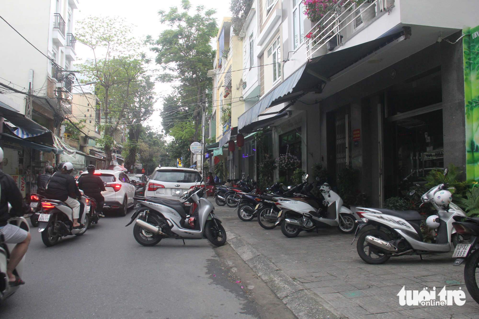 Motorbikes are placed on the roadway of Huynh Thuc Khang Street in Hai Chau District, Da Nang City to prevent drivers from parking cars. Photo: Truong Trung / Tuoi Tre