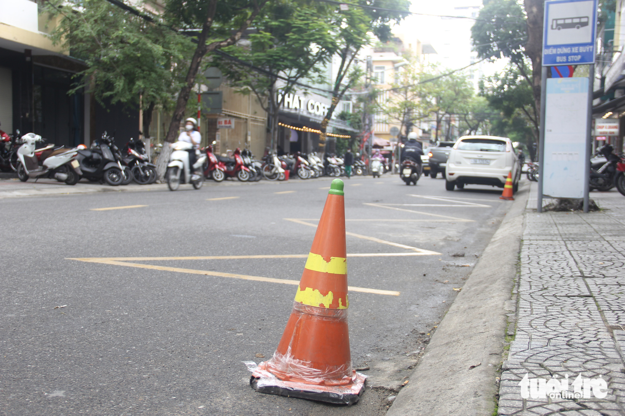 A traffic cone is placed near a bus stop on Hai Phong Street in Hai Chau District, Da Nang City to prevent drivers from parking cars. Photo: Truong Trung / Tuoi Tre