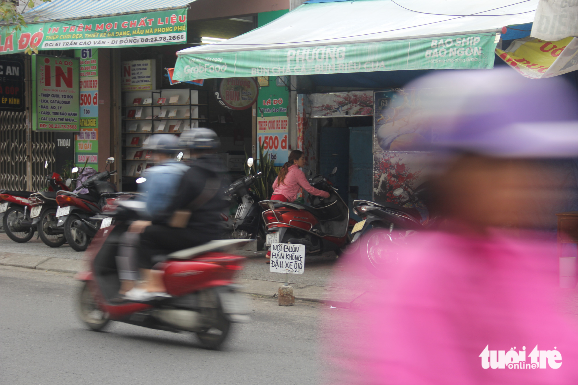 A ‘no parking’ sign is placed on the roadway of Tran Cao Van Street in Thanh Khe District, Da Nang City to prevent drivers from parking cars. Photo: Truong Trung / Tuoi Tre