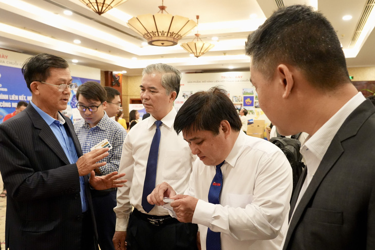 Do Phuoc Tong, chairman of the Ho Chi Minh City Association of Mechanical and Electrical Enterprises, introduces highly exact mechanical products. Photo: Huu Hanh / Tuoi Tre